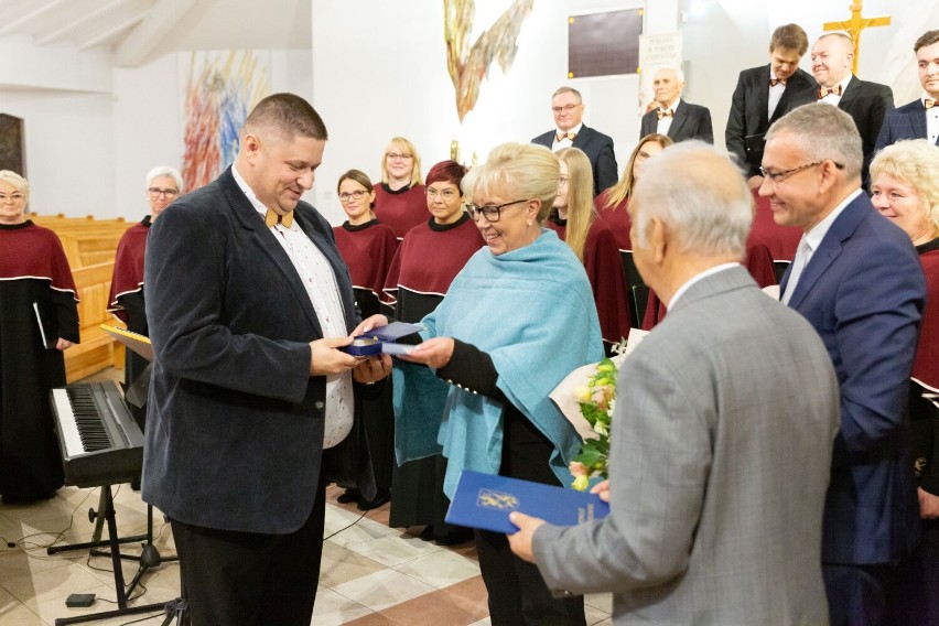 Chóru „Laudate Dominum” z Wejherowa z medalem „Za Zasługi dla Powiatu Wejherowskiego”