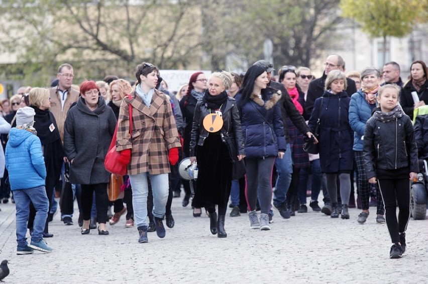 Czarny spacer popierający strajk nauczycieli w Legnicy [ZDJĘCIA]