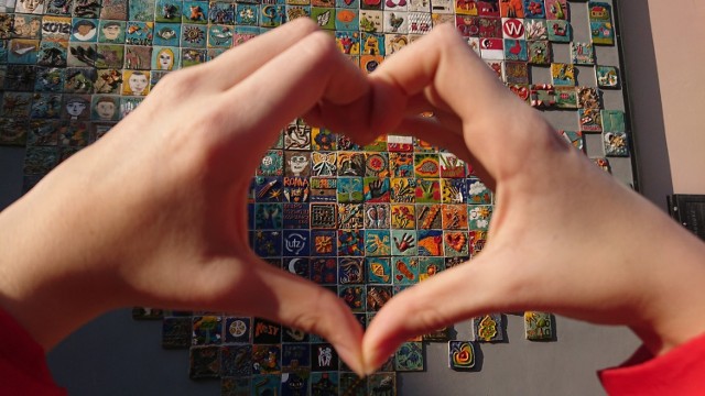 Mozaikowe serce jest dziełem mieszkańców dzielnicy Nadodrze. Ze względu na kształt i kolory stanowi powtarzalny w mediach społecznościowych temat.

Zobacz na kolejnych slajdach hity mediów społecznościowych - nietypowe miejsca we Wrocławiu - posługuj się myszką, klawiszami strzałek na klawiaturze lub gestami