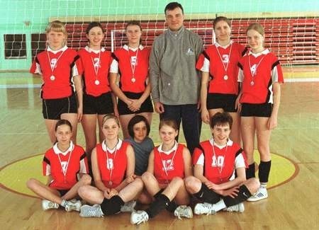 Złote medalistki ze Starogardu wraz z trenerem Jackiem Górskim. Fot. Tomasz Rogalski