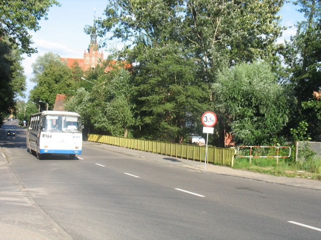 Znak ograniczający tonaż do 3,5 t też powinien, zdaniem kierowców,  stanąć już na wjeździe do Pelplina, a nie w mieście.
