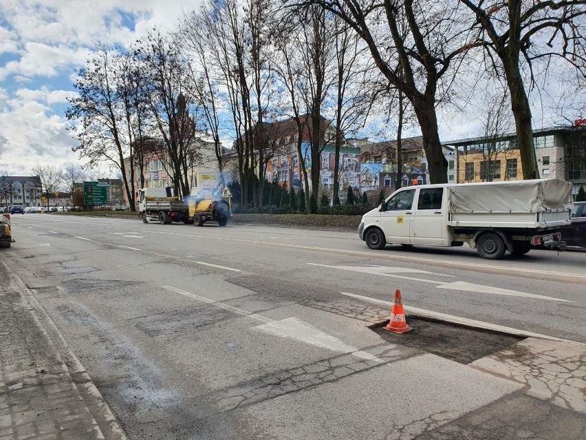 Szybka reakcja drogowców w Słupsku. Dziś zgłoszenie, rano dziura zaklejona [ZDJĘCIA]