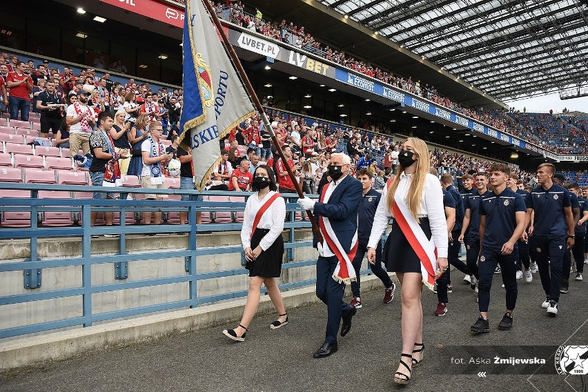 Wisła Kraków zaprezentowała swoje sekcje w czasie jubileuszowego meczu z Napoli