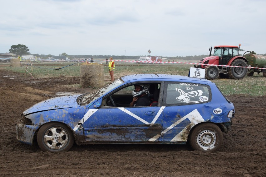 W sobotę odbyły się wyścigi "Wrak Race Racot"