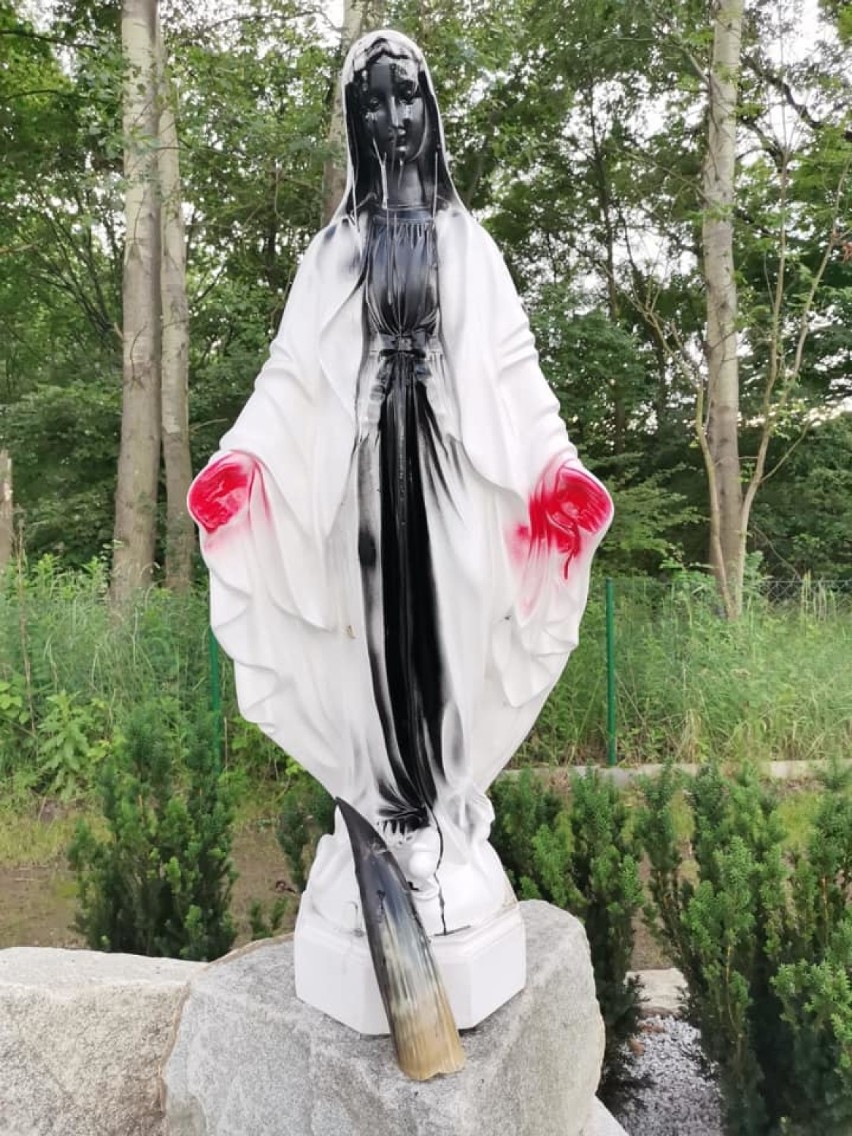 Zdewastowana figura Maryi Panny w Wilczycach pod Wrocławiem