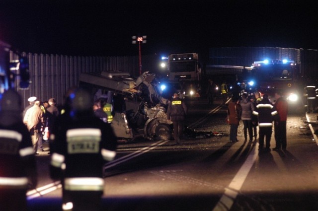 Do tragicznego wypadku, w którym ciężarówka zderzyła się z busem przewożącym górników z Żywiecczyzny doszło 28 marca wieczorem na odcinku drogi S-69 w Przybędzy. Zginęło wtedy 8 osób, a 10 zostało rannych.