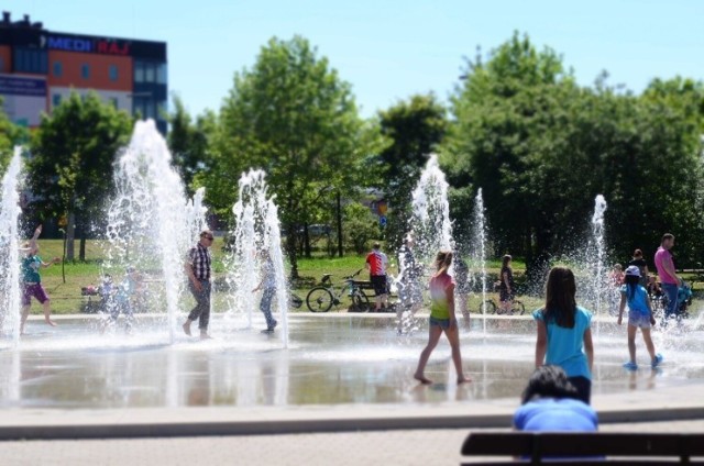 W ciepłe dni wielu mieszkańców szuka ochłody przy fontannach.