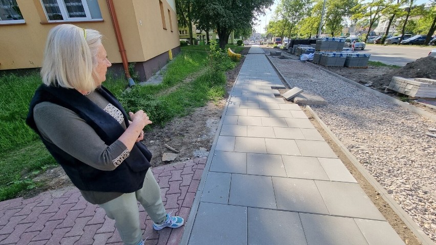 Nowa ścieżka rowerowa przy ulicy Sandomierskiej w Kielcach nie pasuje do starego chodnika. Mieszkańcy skarżą się na uskok. Zobacz zdjęcia