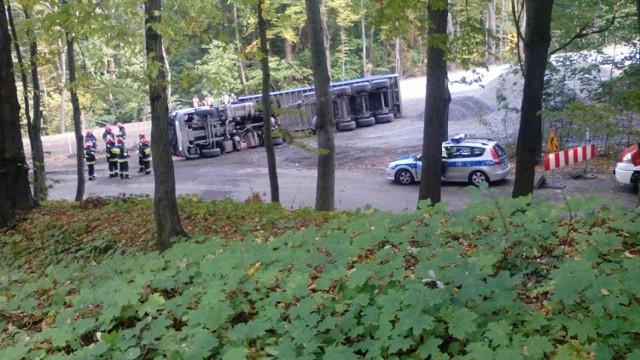 Wypadek w Jastrzębiu: pojazd ciężarowy przewrócił się na bok