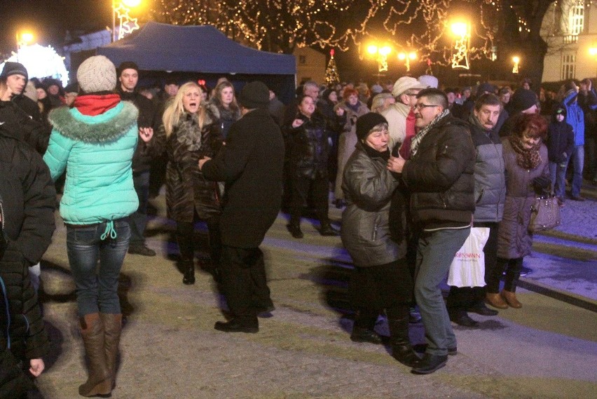 Sylwester 2016 w Radomiu. Mieszkańcy tłumnie przywitali Nowy Rok przed Urzędem Miejskim