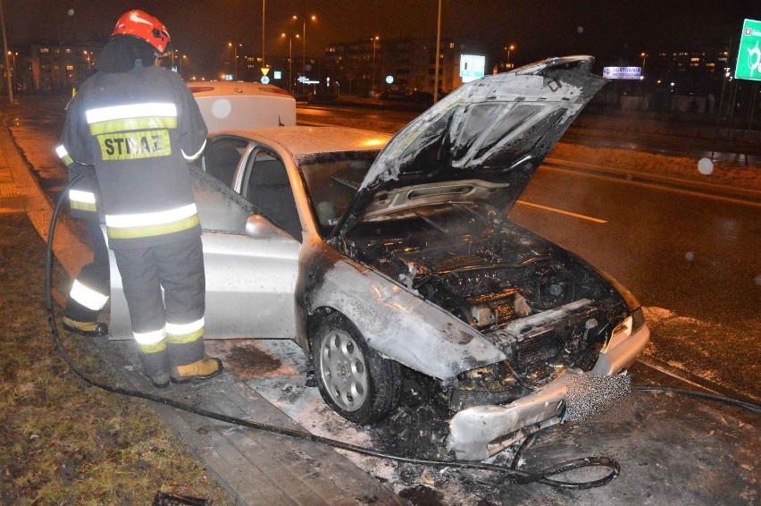 Pożar samochodu alfa romeo na ul. Chopina we Włocławku [zdjęcia, wideo]