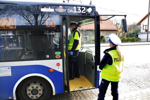 Kontroli związanej z obowiązkiem zakrywania ust i nosa możemy spodziewać się na ulicy, w autobusie, w parku, w sklepie, a nawet w kościele