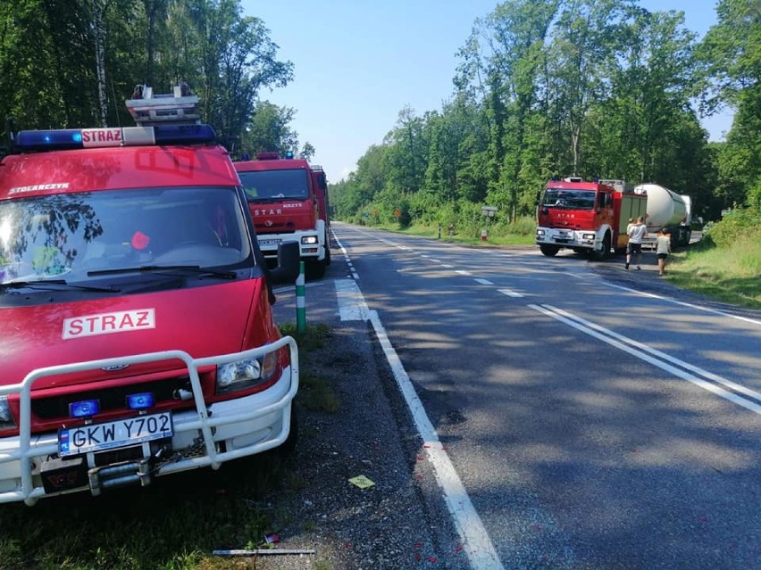 Wypadek na krzyżówce ryjewskiej. Zderzyły się osobówka i cystera, ranne 3-letnie dziecko [ZDJĘCIA]