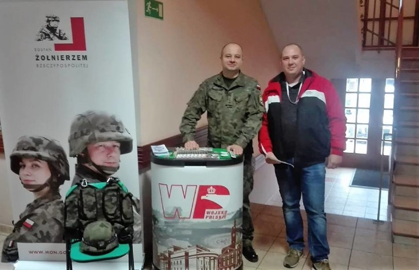 Wojskowa Komenda Uzupełnień w Kaliszu zorganizowała w Pleszewie ruchomy punkt promocyjno-informacyjny