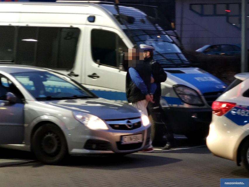 Akcja policji na ulicy Witosa we Włocławku. Zatrzymanie pijanego kierowcy [zdjęcia]