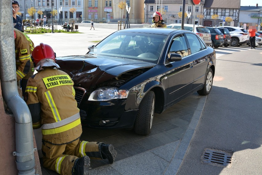 W centrum Sępólna doszło do zderzenia dwóch aut/