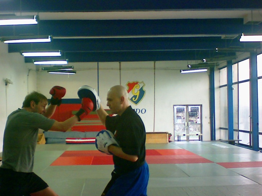 Łukasz Schmidt ( z lewej strony ) trenuje sztuki walki pod...