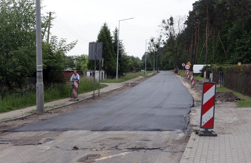 Ulica Miłoleśna w Grudziądzu jest obecnie asfaltowana i w...