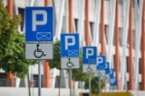 Kilkugodzinne opóźnienia i dzieci pozostawione bez opieki - takie skargi na firmę transportową zgłaszają rodzice dzieci niepełnosprawnych