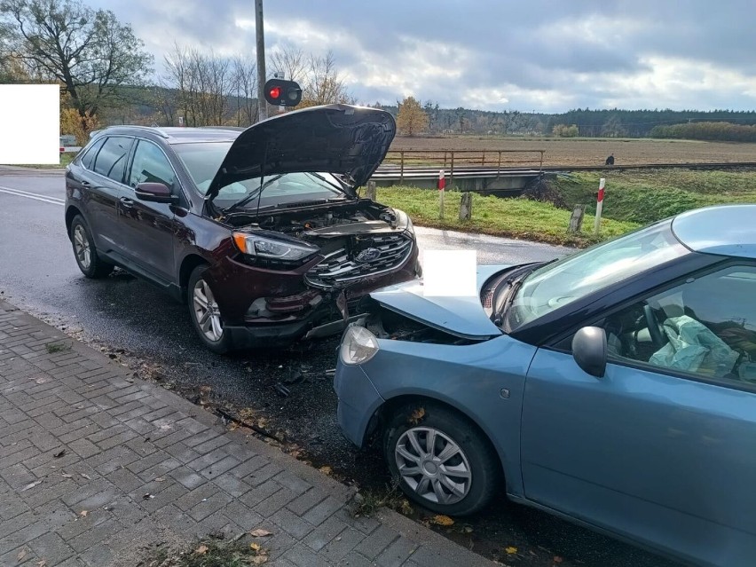 Dwa samochody czołowo zderzyły się na ul. Paderewskiego w...