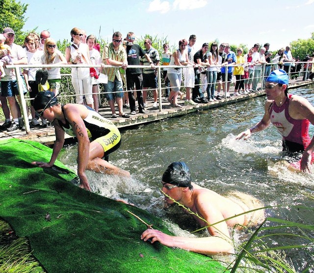 Triathlon nie jest dla mięczaków. Zawodnicy jak najszybciej muszą pływać, biegać i jeździe na rowerze