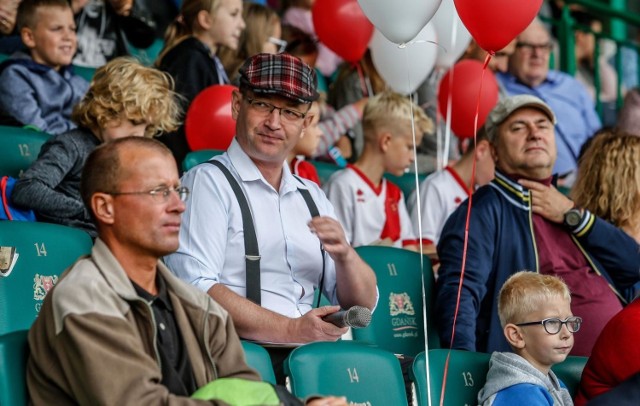 Marcin Gałek na trybunach stadionu przy ul. Traugutta podczas inscenizacji historycznej meczu