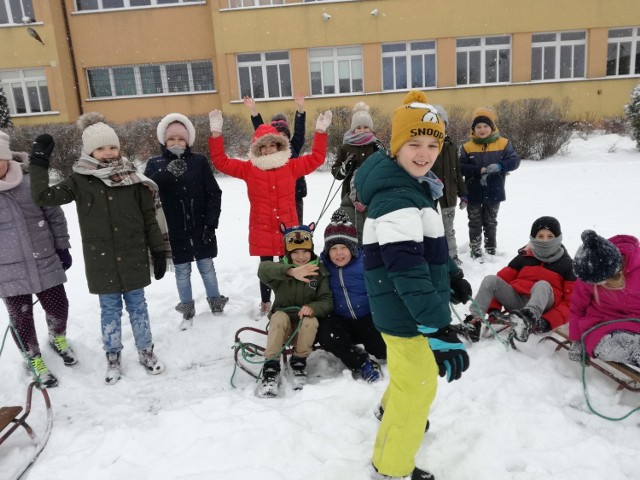 Zimowe zabawy na śniegu uczniów "Czwórki"