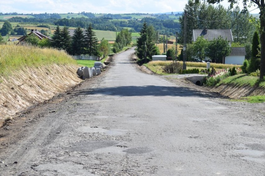 Ponad 900 metrów drogi z Rożnowic do Ołpin wyremontowano...