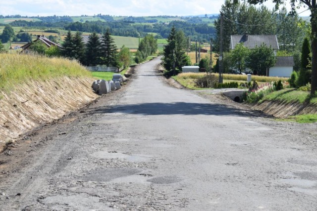 Ponad 900 metrów drogi z Rożnowic do Ołpin wyremontowano dzięki funduszom pozyskanym w 2016 roku, teraz remontu doczeka się ponad 2 kilometry