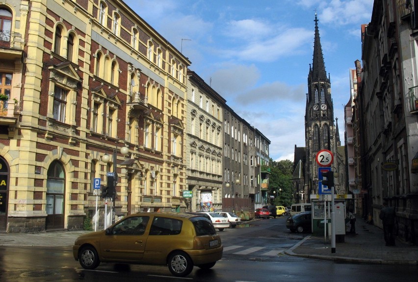 Ulica Dworcowa w Katowicach w 2006 roku. Widok na otwartą...
