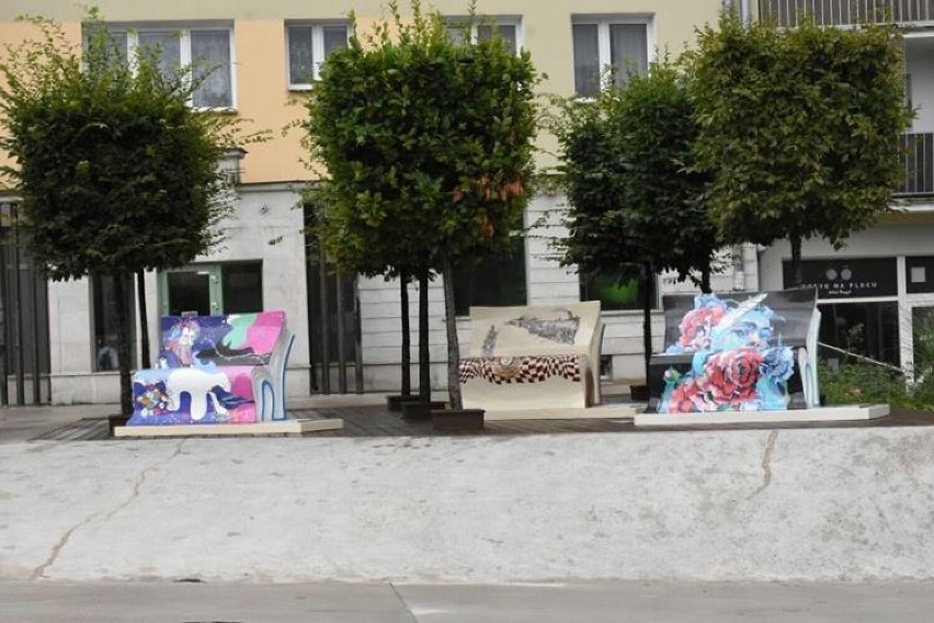 Niewykłe ławki z Zaczytaną Wystawą Literacką stanęły w Świdniku. Zobacz zdjęcia