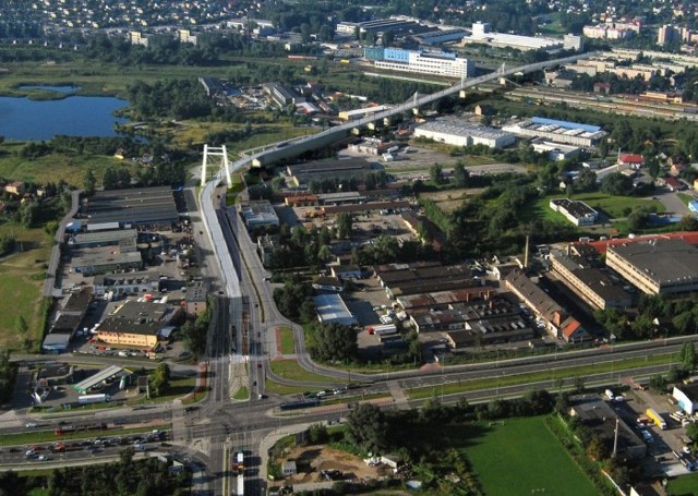 Mierzące 1200 metrów nowe torowisko rozpoczynać będzie się przy ul. Wielickiej (między dotychczasowymi przystankami "Kabel" i "Dworcowa"). Tramwaje jadące od strony Kurdwanowa i Bieżanowa będą skręcać w prawo,  w stronę torów kolejowych, na specjalnie przygotowanym do tego skrzyżowaniu. Tu też znajdował się będzie pierwszy przystanek nowej trasy.