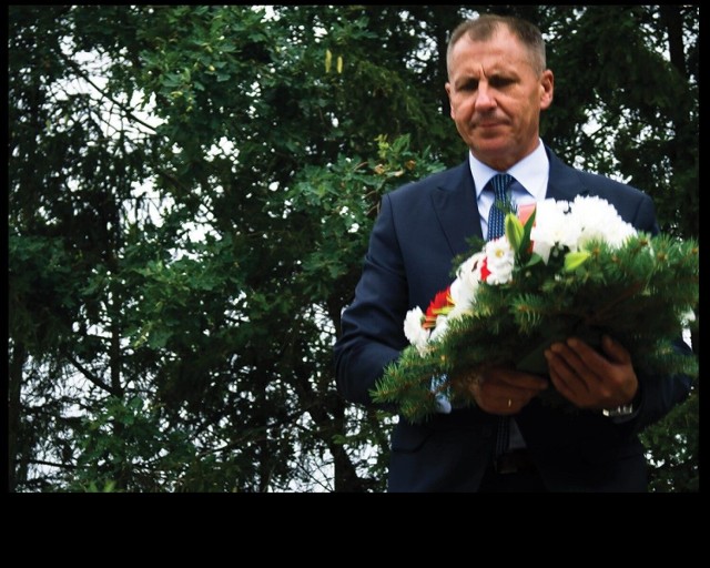 Wicewójt gminy Szczecinek składa kwiaty na grobie Michała Pryczka, obrońcy Westerplatte