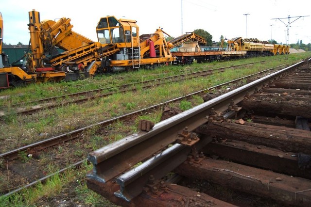 Torowcy pracują po 12 godzin dziennie na modernizowanym odcinku linii kolejowej między starym dworcem na Chojnach a Łodzią Kaliską