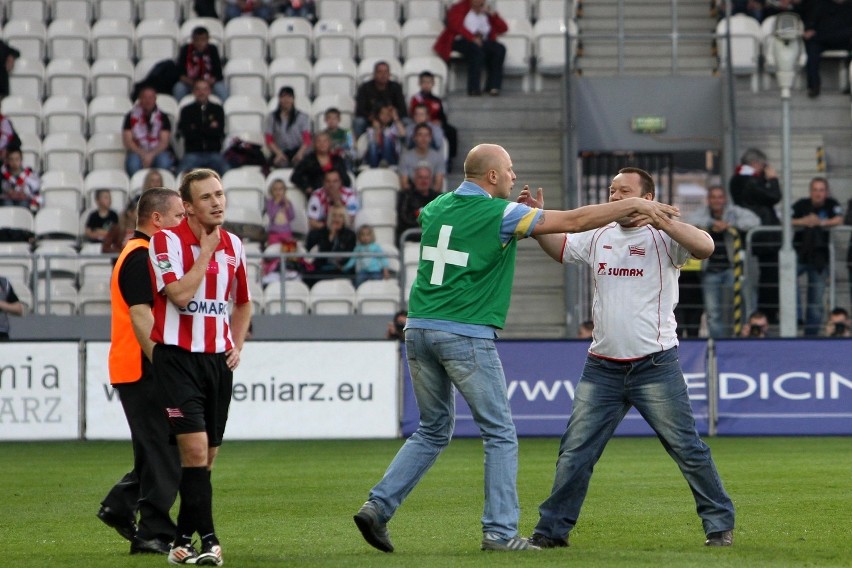 Incydent podczas meczu Cracovia - Widzew: Kibic, który wpadł na boisko był pijany