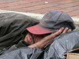 Zadzwoń i pomóż bezdomnemu! Możesz uratować mu życie