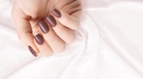 Tiramisu nails, czyli brązowe paznokcie w kolorze przepysznego włoskiego deseru. Ten manicure jest zachwycający i przybiera różne odcienie
