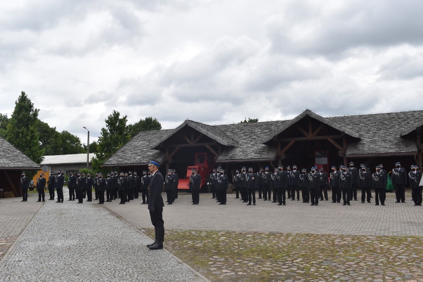 Uroczystość przekazania jednostkom OSP z województwa wielkopolskiego promes na zakup samochodów ratowniczo-gaśniczych