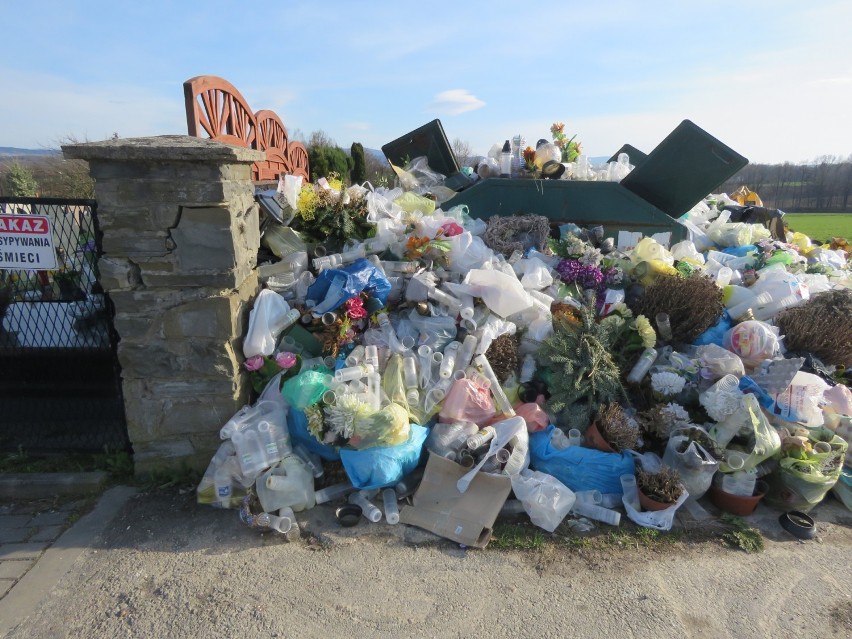 Góra śmieci przy cmentarzu parafialnym we Frydrychowicach. Urzędnicy kazali proboszczowi się tym zająć [ZDJĘCIA] 16.04.2021