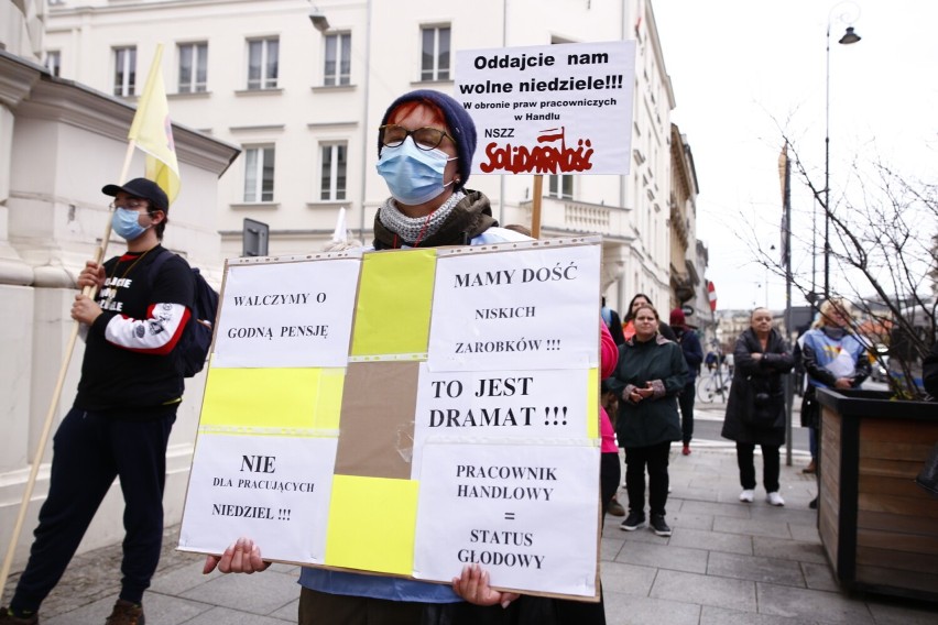 Protest pracowników handlu w Warszawie. Demonstranci domagają się podwyżek, wolnych niedziel i poprawy warunków pracy 