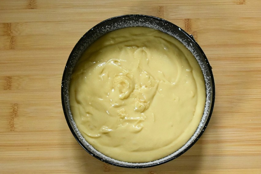 Ciasto przełóż do formy wysmarowanej masłem i bułką tartą.