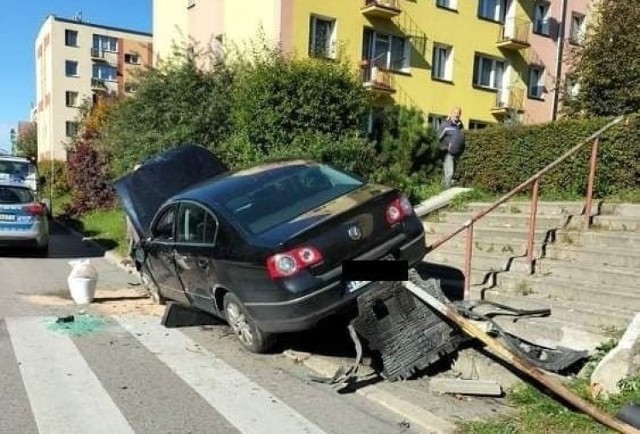 W Skarżysku volkswagen zjechał z drogi na skarpę i uderzył w drzewo