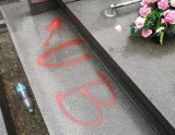 Bochnia. Akt wandalizmu na cmentarzu w Bochni, ktoś namalował czerwonym sprayem napis "UB" na jednym z grobowców [ZDJĘCIA]