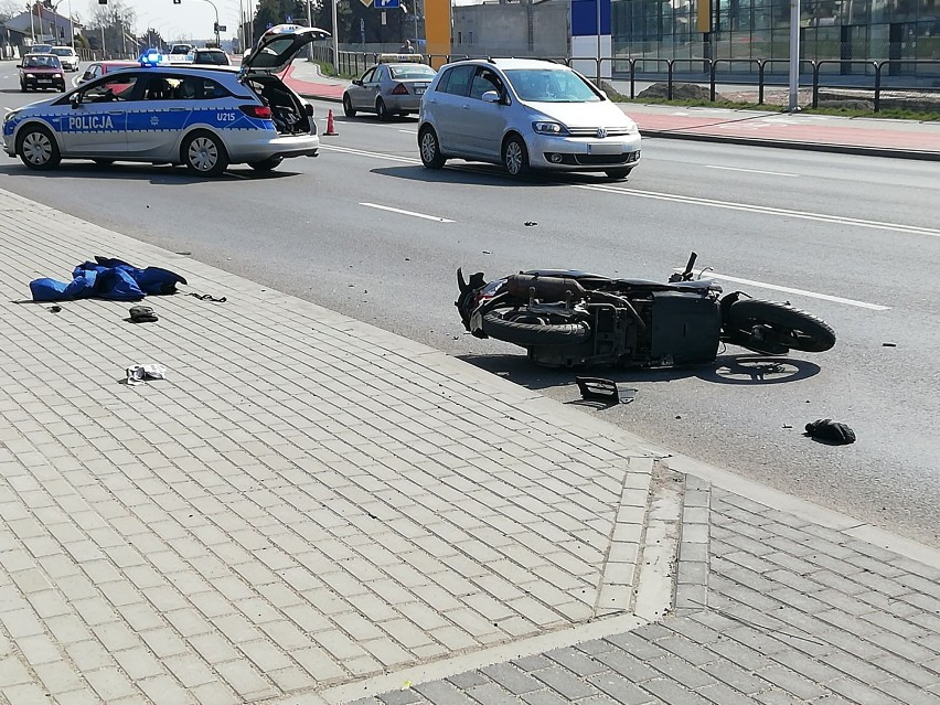 Wypadek na ulicy Łódzkiej w Kaliszu. Pijany motocyklista uderzył w znak. ZDJĘCIA