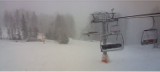 W Beskidach pada śnieg, to dobra wiadomość dla narciarzy. Obecnie warunki ciągle są złe, a część wyciągów jest zamknięta