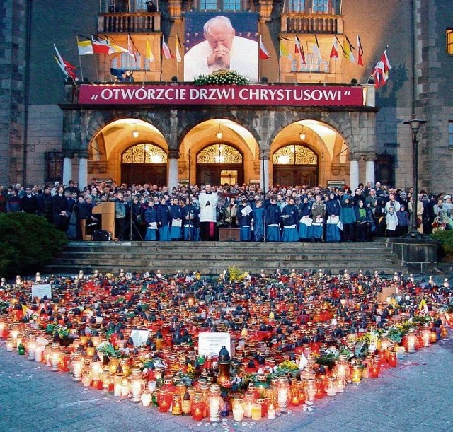 Na placu Mickiewicza w Poznaniu ułożono serce ze zniczy