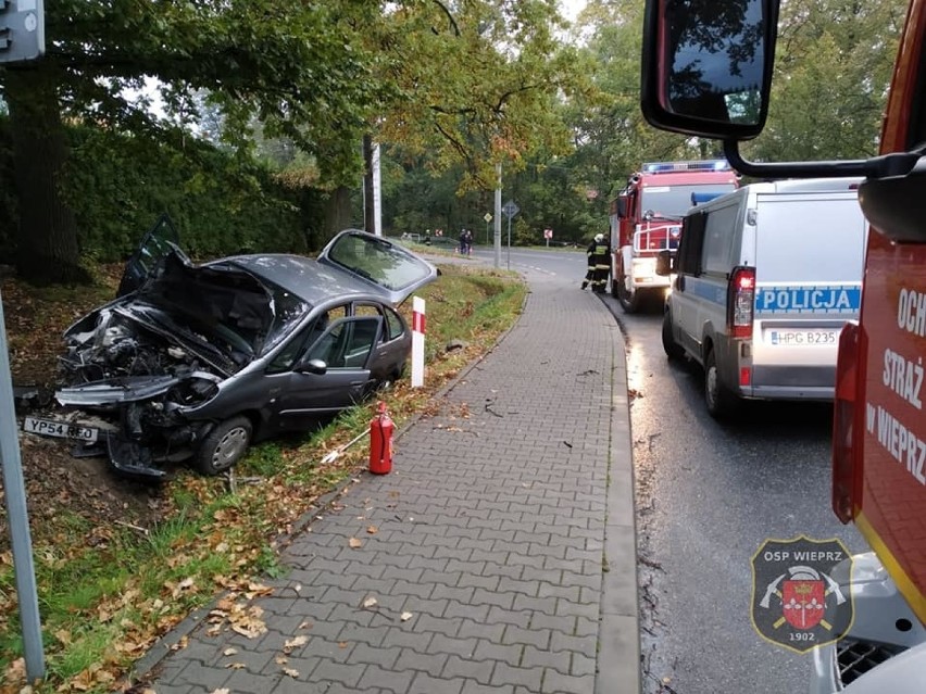 Gierałtowice. Samochód osobowy uderzył w drzewo. Jedna osoba ranna