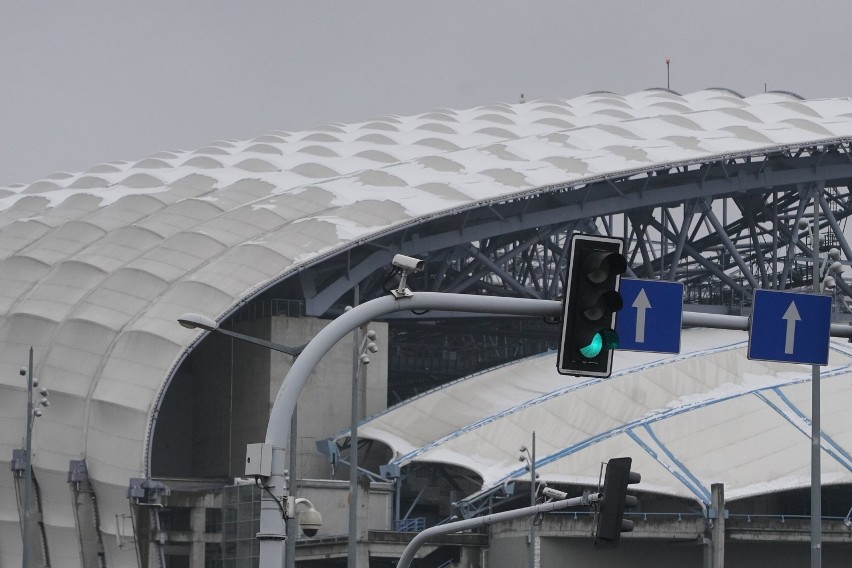 Śnieg spadł na kopułę Stadionu Poznań i... zawstydził ją...
