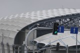 Śnieg spadł na kopułę Stadionu Poznań przy Bułgarskiej i wyeksponował, jak bardzo jest brudna. Zobacz zdjęcia