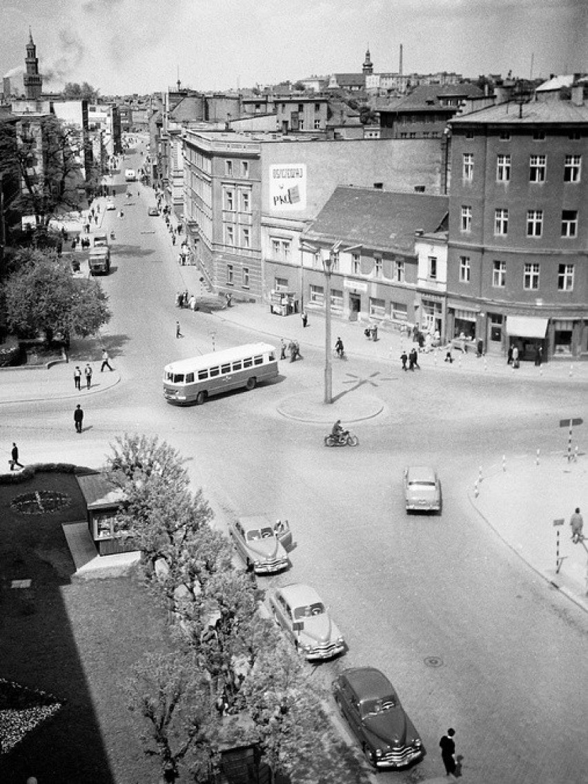 Ulica Krakowska, lata 60. Widoczny brak hotelu, w jego...